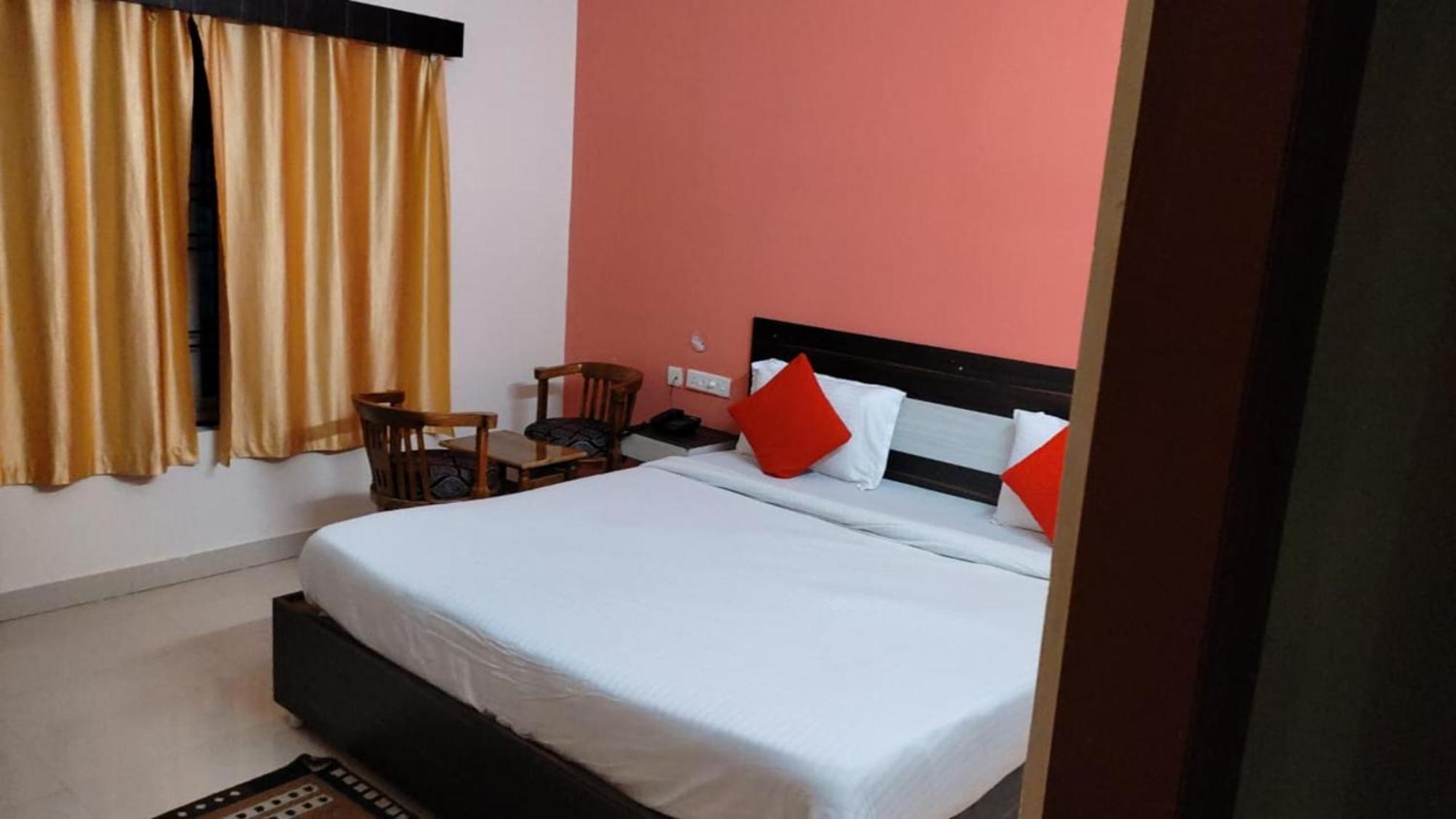 Goroomgo Blue Bell Bhubaneswar - Well Decorated Room -Wifi And Parking Facilities Available מראה חיצוני תמונה
