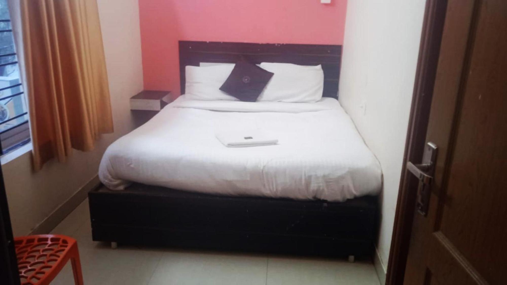 Goroomgo Blue Bell Bhubaneswar - Well Decorated Room -Wifi And Parking Facilities Available מראה חיצוני תמונה