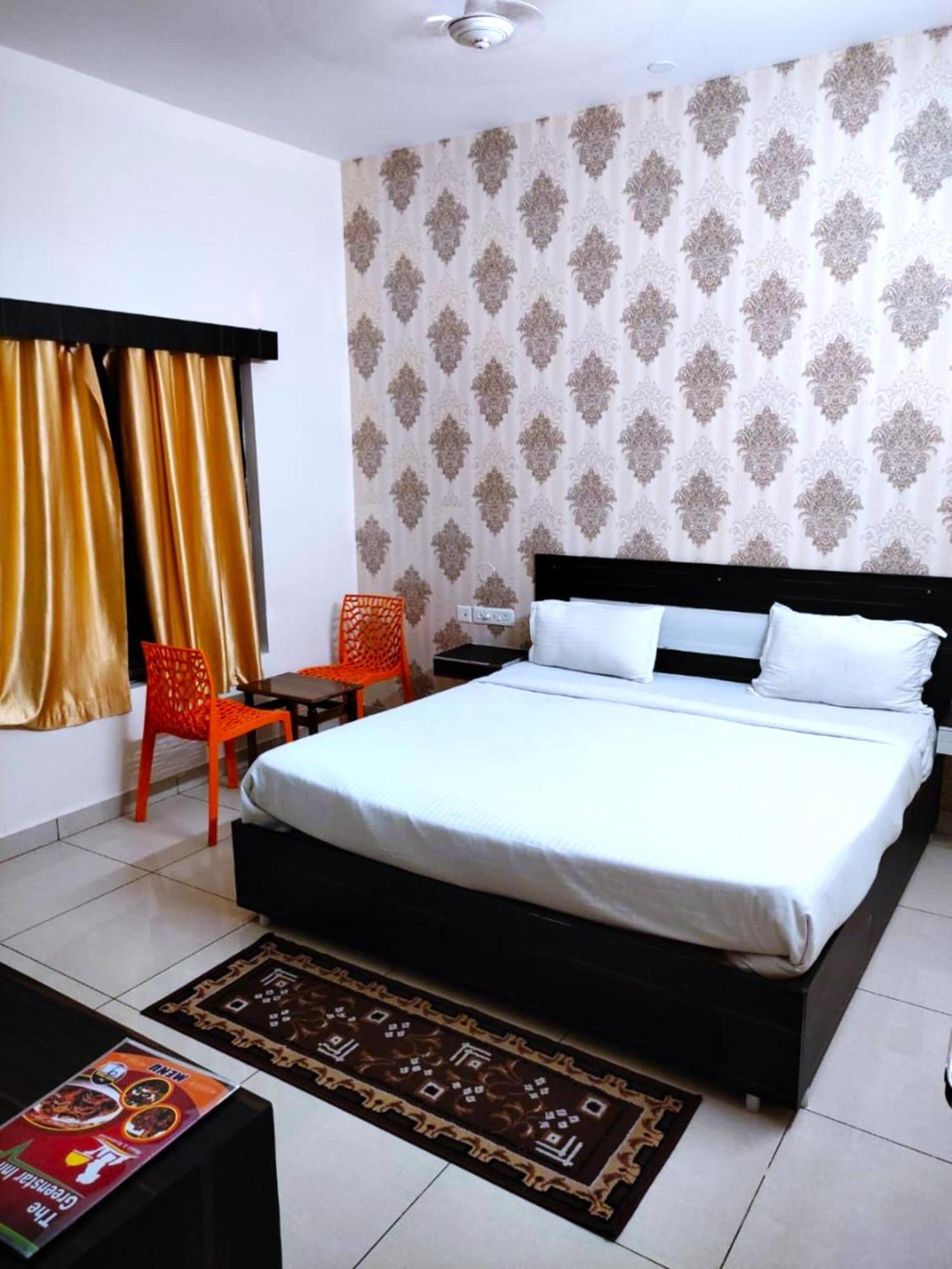 Goroomgo Blue Bell Bhubaneswar - Well Decorated Room -Wifi And Parking Facilities Available מראה חיצוני תמונה
